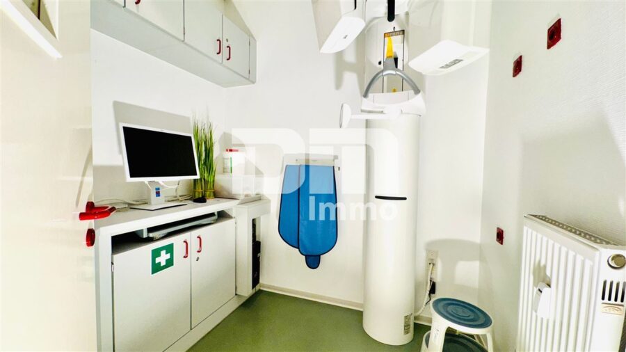 Ladeneinheit und Büro / Praxisfläche teilvermietet im Paket mit umfangreicher Ausstattung - Einheit 1 - Büro / Praxisraum klein